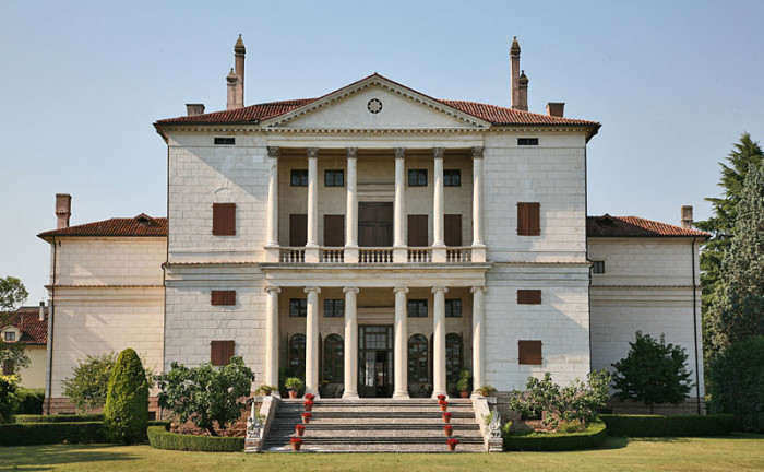 фасад здания в классическом стиле