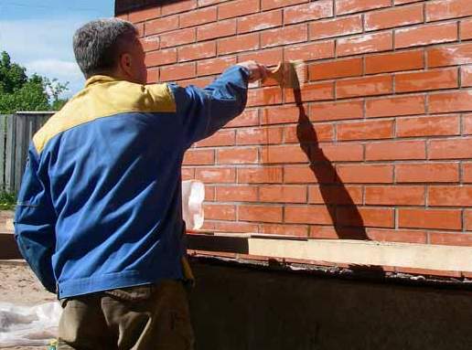 Процесс очистки фасада