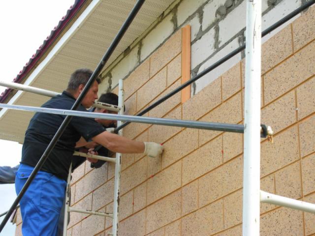 Монтируем фасадные стеновые панели