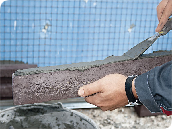 Нанесение цемента на облицовочный материал