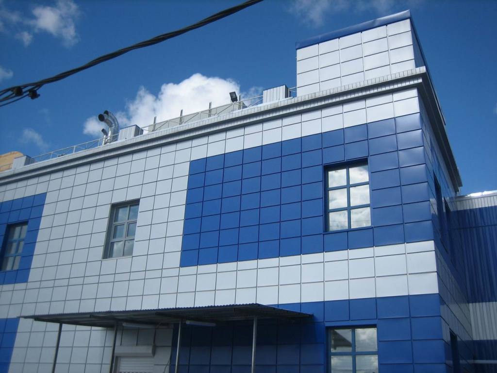 Навесной фасад, выполненный из керамогранита