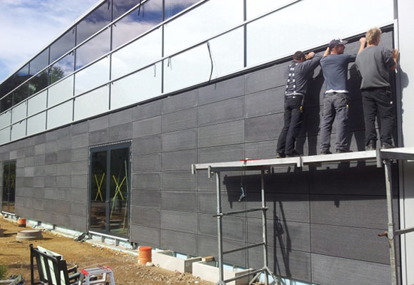 Монтаж бетонных панелей на фасад здания