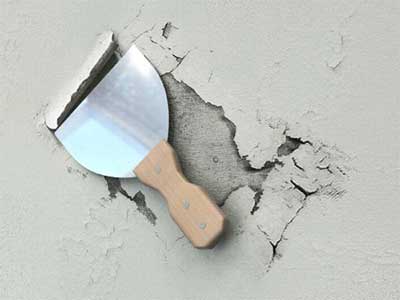 Осыпавшаяся штукатурка.