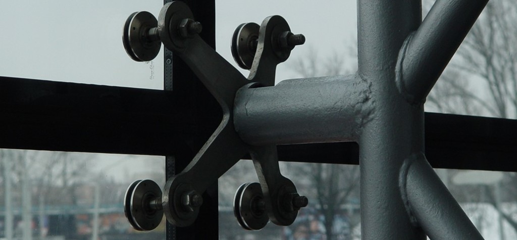 Крепление в спайдерной фасадной системе.