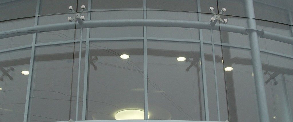 Спайдерная фасадная система с остеклением.