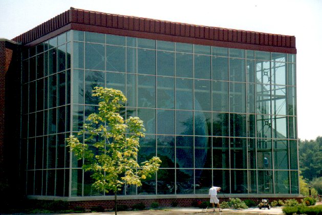 Стеклянный фасад здания