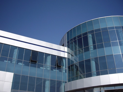 Полуструктурное остекление фасадов здания