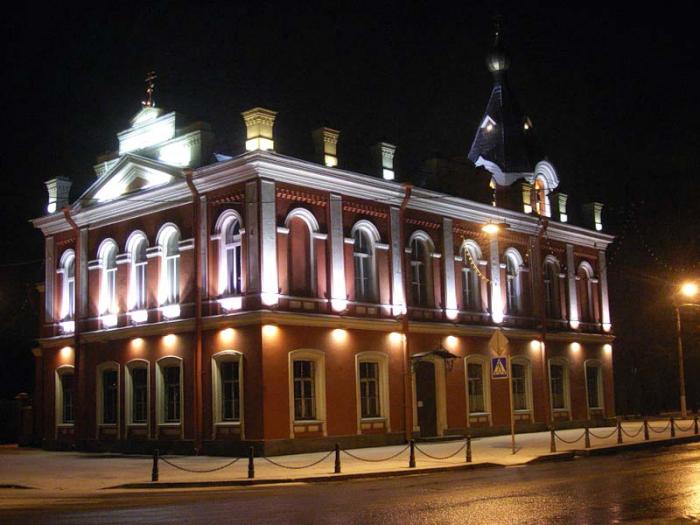 Украшенный с помощью специальных прожекторов фасад