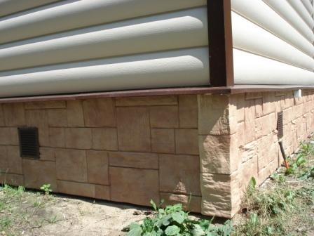 Отделка цоколя сайдингом