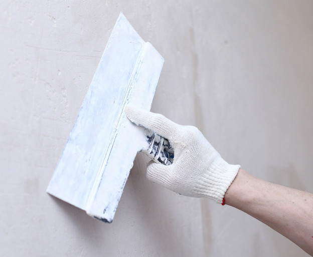 Нанесение штукатурки на стену
