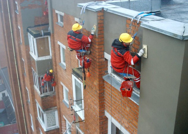 Покрытие штукатуркой ремонтируемого здания.