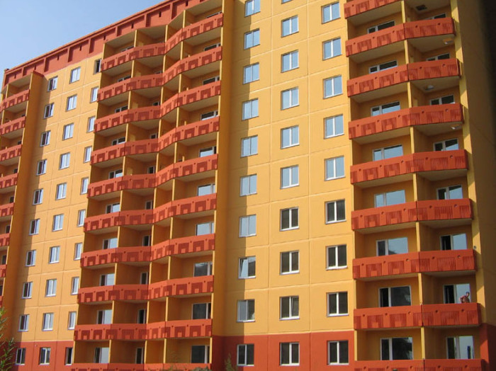 Окрашенный многоквартирный дом
