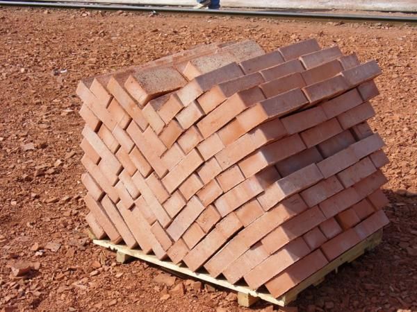 Цокольный кирпич помогает маскировать недостатки фасада здания