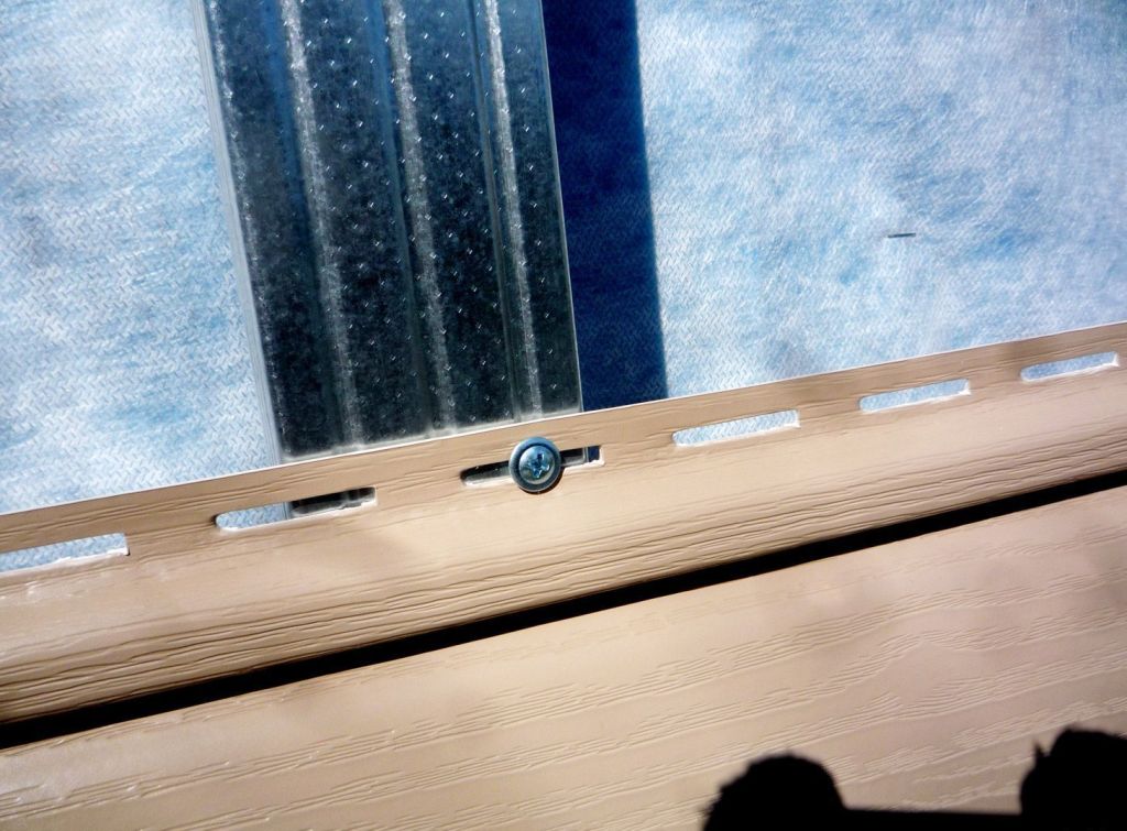 Монтаж сайдинга на саморезы