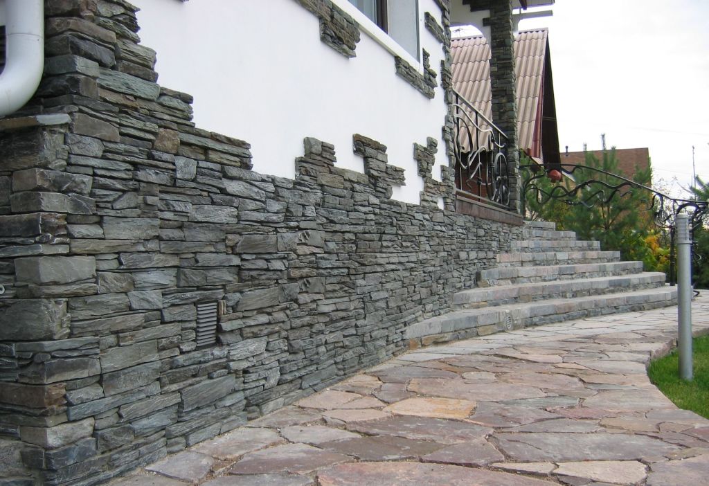 Искусственный цокольный камень