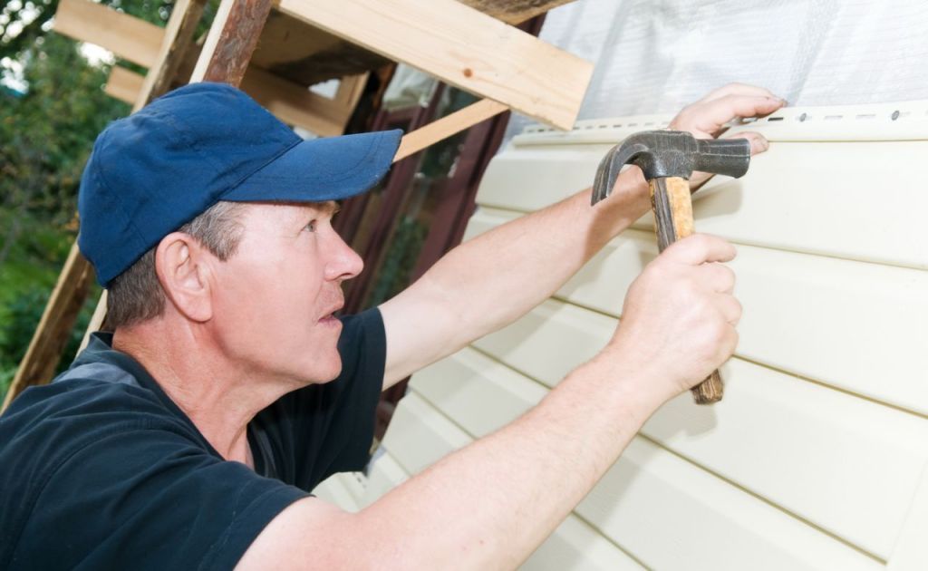 Монтаж винилового сайдинга