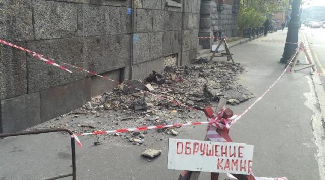 Обрушение фасада исторического здания в Санкт-Петербурге