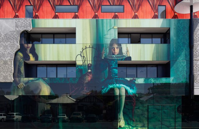 Девочки на фасаде