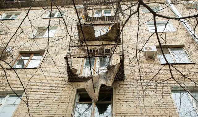 В Волгоградской области часть плиты балкона накрыла ребенка