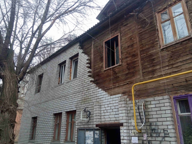 Жители Волгограда требуют от чиновников переселения из дома с обрушившейся стеной