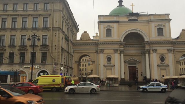 В центре Санкт-Петербурга часть фасада упала на мужчину